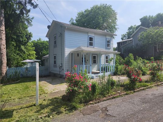 Exterior, Facade, American Foursquare