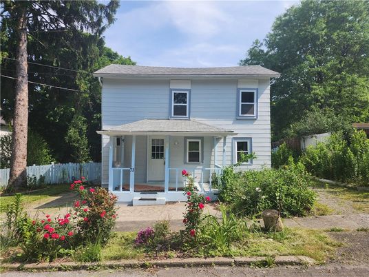 Exterior, Facade, American Foursquare