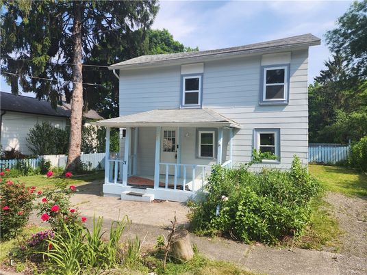 Exterior, Facade, American Foursquare