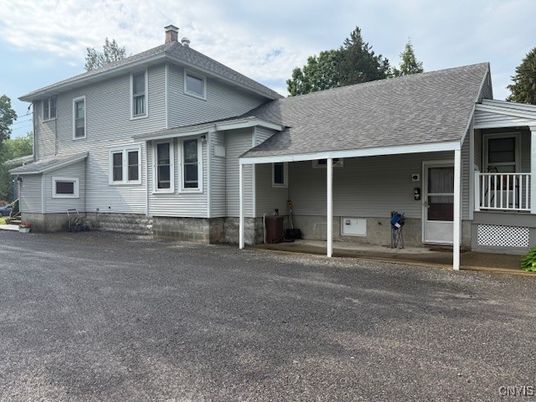 Exterior, Facade, Split Level