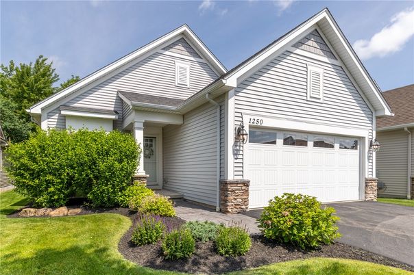 Attached, Exterior, Facade, American Craftsman