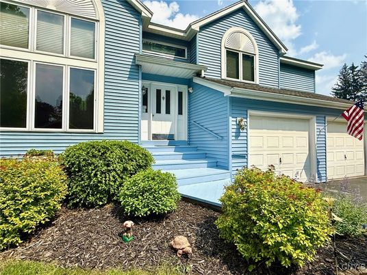 Attached, Exterior, Facade, Queen Anne Victorian