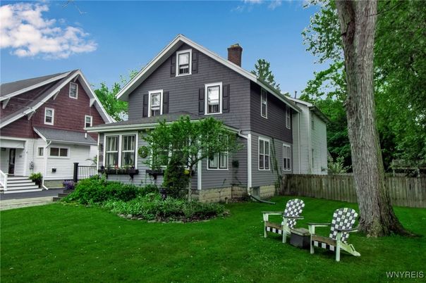 Exterior, Facade, Queen Anne Victorian