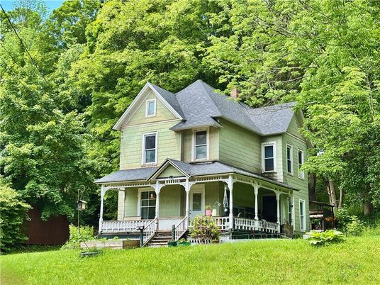 Exterior, Facade, Queen Anne Victorian