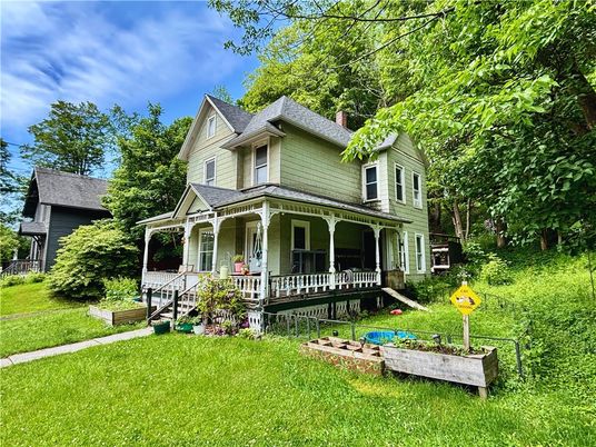 Backyard, Exterior, Facade, Queen Anne Victorian