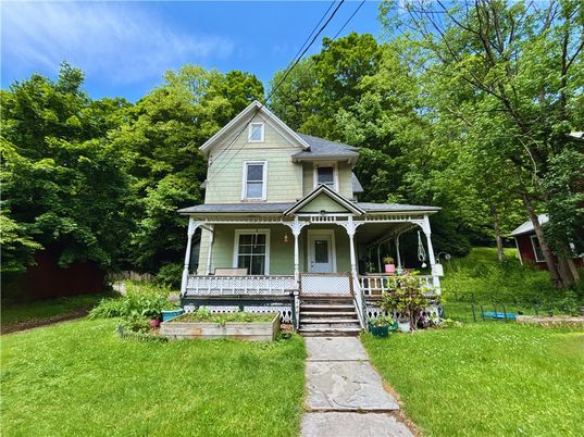 Backyard, Exterior, Facade, Queen Anne Victorian