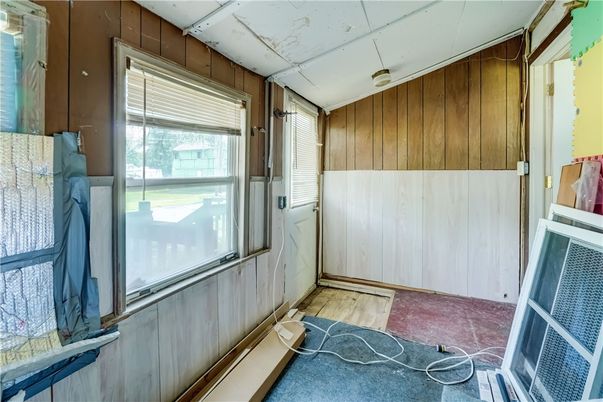 Empty room, Interior
