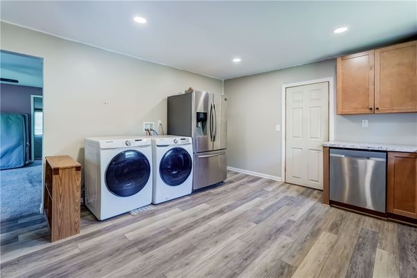 Interior, Recessed Lighting, Washer, Wood Texture Flooring