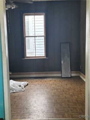 Empty room, Interior