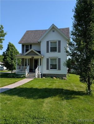 Backyard, Exterior, Facade, Queen Anne Victorian