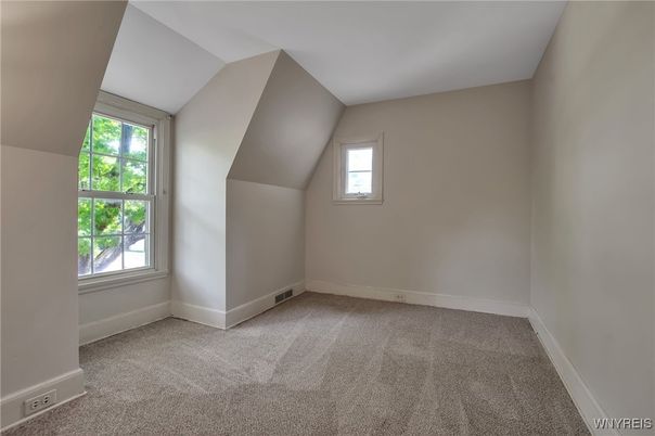Empty room, Interior