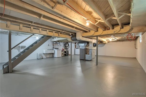 Garage, Interior, Washer, Wooden Beams