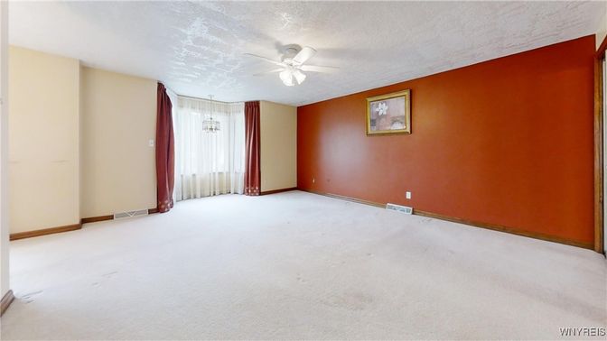 Empty room, Interior