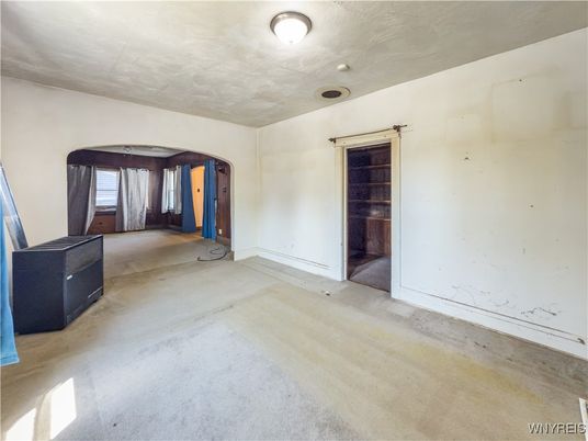 Empty room, Interior