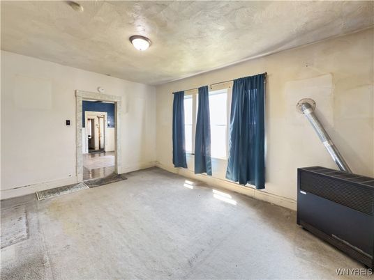 Empty room, Interior