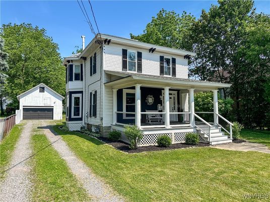 Exterior, Facade, American Foursquare