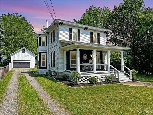 Exterior, Facade, American Foursquare