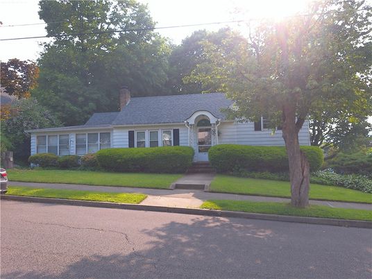Exterior, Facade, Cape Cod
