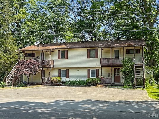 Exterior, Facade, Raised Ranch