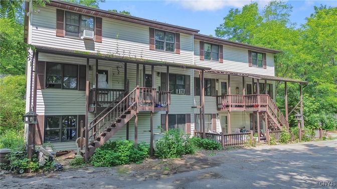 Exterior, Facade, Rowhouse