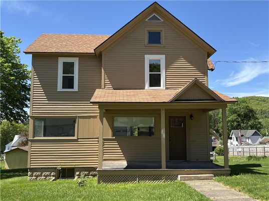 Exterior, Facade, Queen Anne Victorian