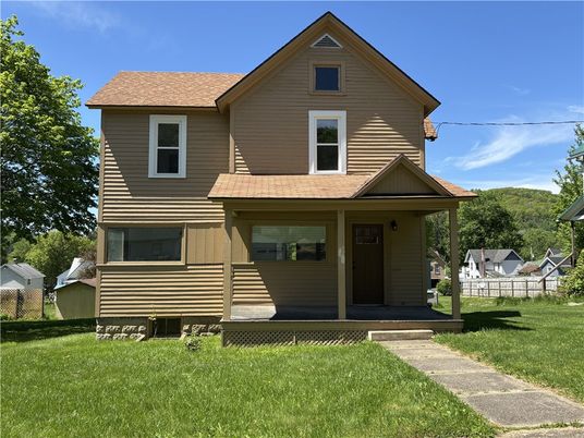 Exterior, Facade, Queen Anne Victorian