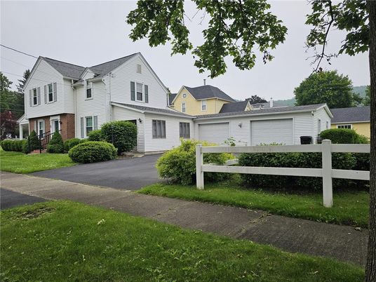 Attached, Exterior, Facade, Farmhouse