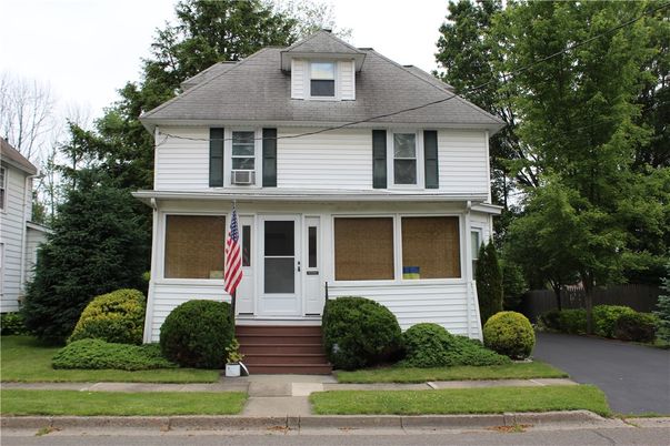 Exterior, Facade, American Foursquare