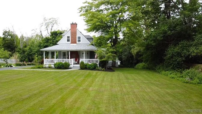 Backyard, Exterior, Facade, Queen Anne Victorian