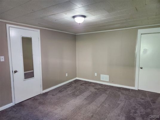 Empty room, Interior