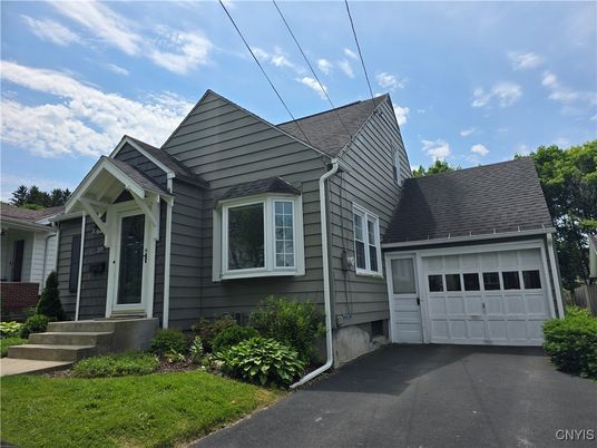 Attached, Exterior, Facade, Cape Cod