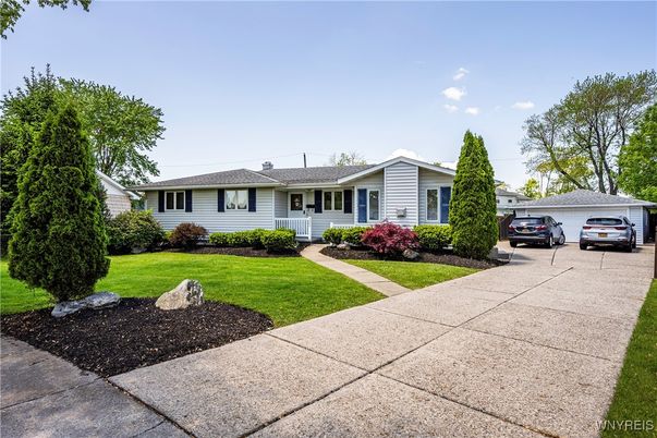 Attached, Exterior, Facade, Ranch