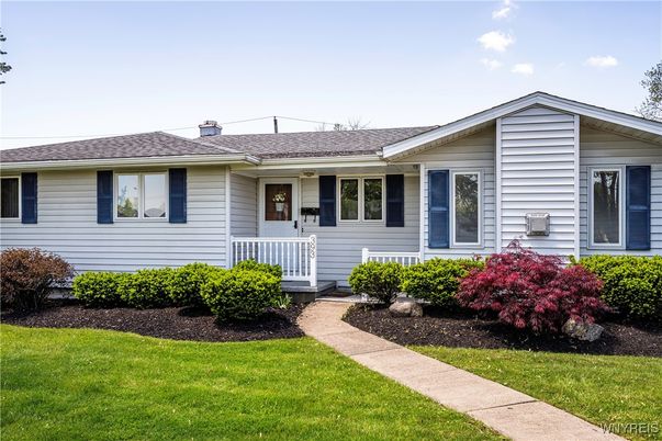 Exterior, Facade, Ranch
