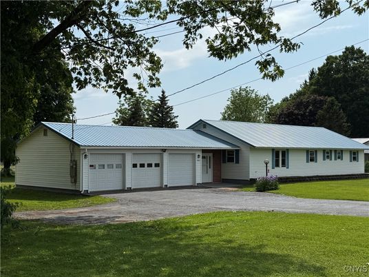 Attached, Exterior, Facade, Ranch