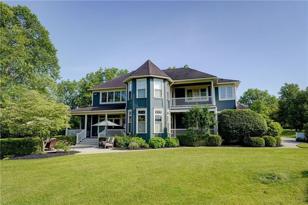 Backyard, Exterior, Facade, Queen Anne Victorian