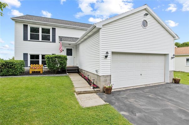 Attached, Exterior, Facade, Raised Ranch