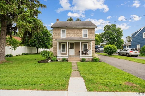 Exterior, Facade, American Foursquare