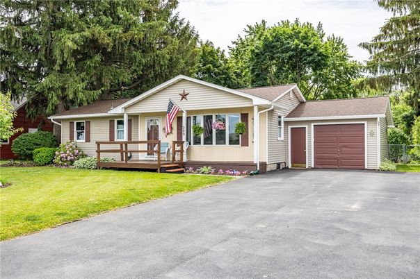 Attached, Exterior, Facade, Ranch