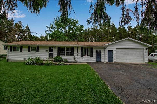 Attached, Exterior, Facade, Ranch