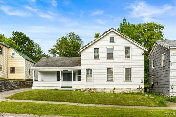 Exterior, Facade, Farmhouse