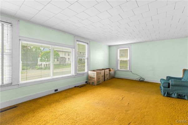 Empty room, Interior