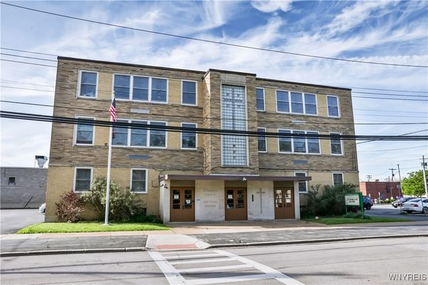 Exterior, Facade, Rowhouse