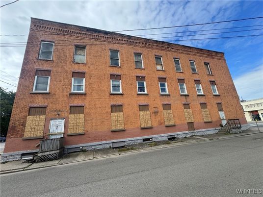 Exterior, Facade, Brick Facade, Chicago School