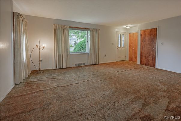 Empty room, Interior