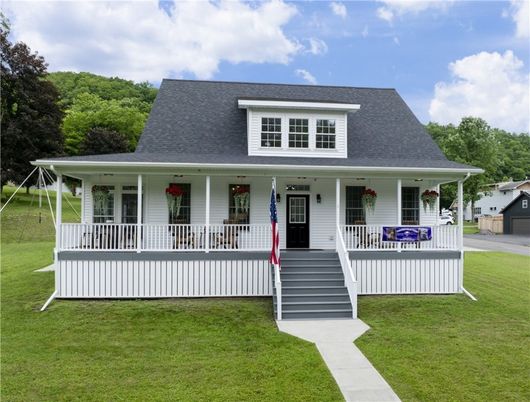Exterior, Facade, Cape Cod
