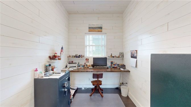 Home Office, Interior
