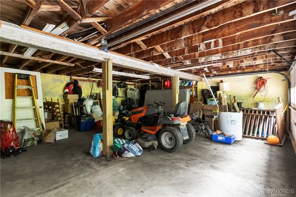 Garage, Interior, Wooden Beams