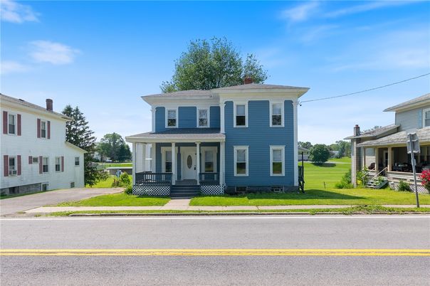Exterior, Facade, American Foursquare