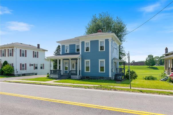 Exterior, Facade, American Foursquare