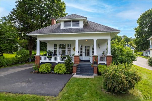 Exterior, Facade, American Foursquare